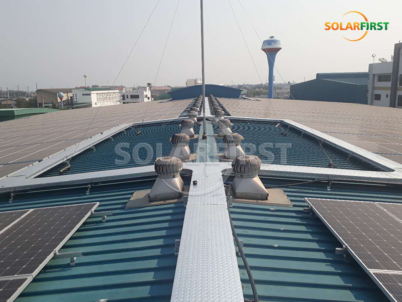 Centrale solaire photovoltaïque de 1,8 MWc avec toiture métallique en Thaïlande