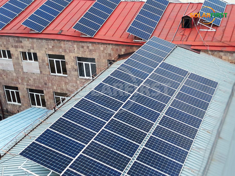 Centrale solaire photovoltaïque de 400 kWc avec toiture métallique en Arménie