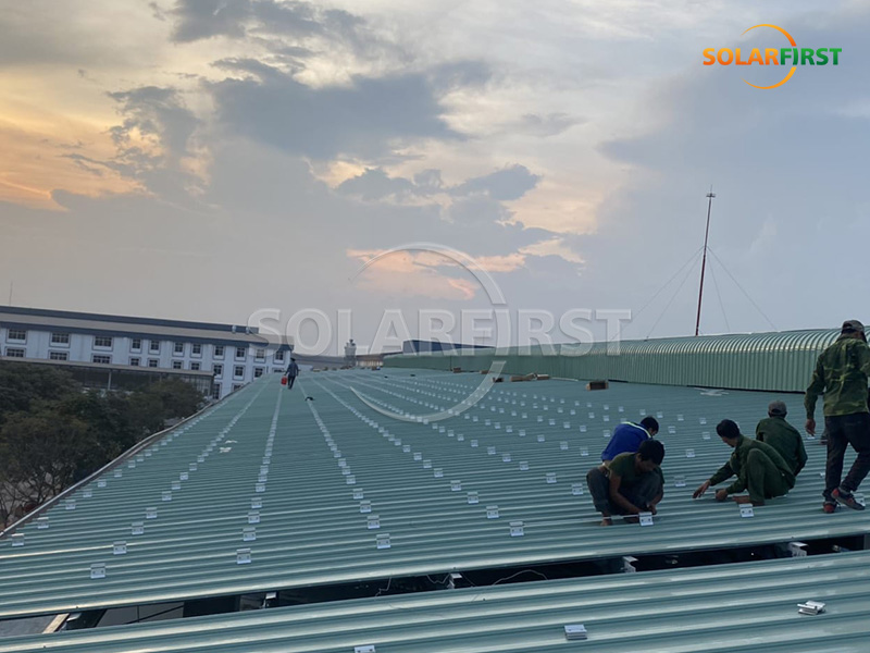 Centrale solaire photovoltaïque de 15 MWc avec toiture métallique au Vietnam