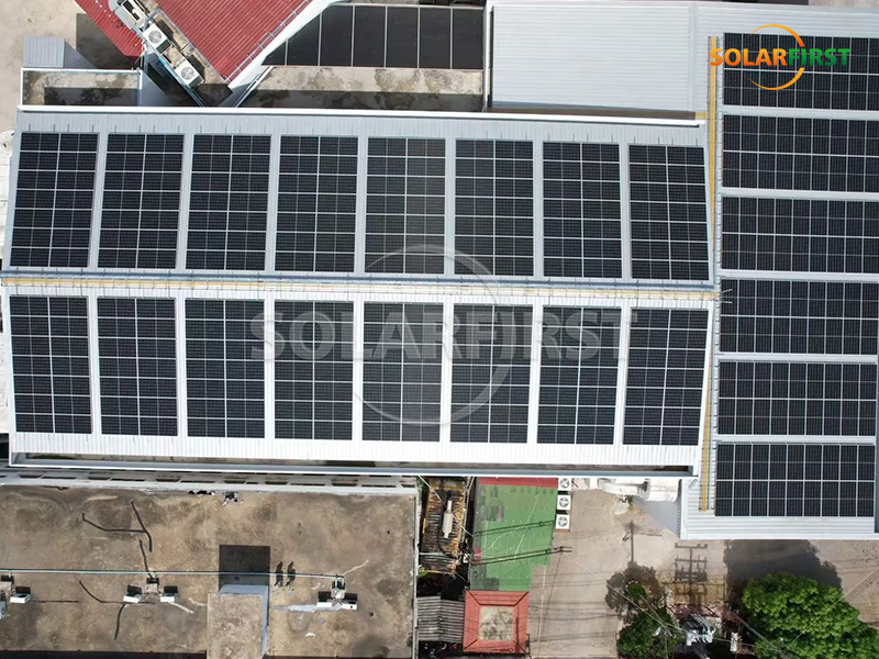 Centrale solaire photovoltaïque de 1 MWc avec toiture métallique en Thaïlande