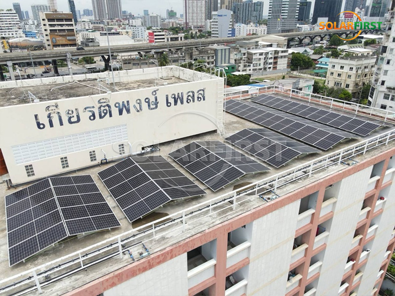 Centrale solaire photovoltaïque de 113 kWc avec toit en béton en Thaïlande