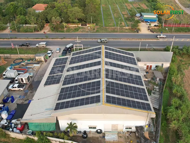 Centrale solaire photovoltaïque de 330 kWc avec toit en béton en Thaïlande