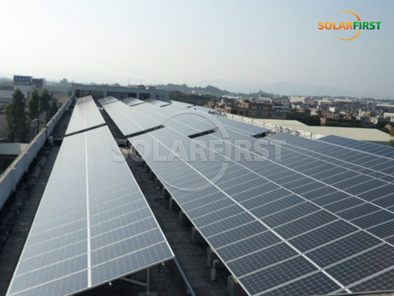 Centrale solaire photovoltaïque de 60 kWc avec toit en béton en Chine