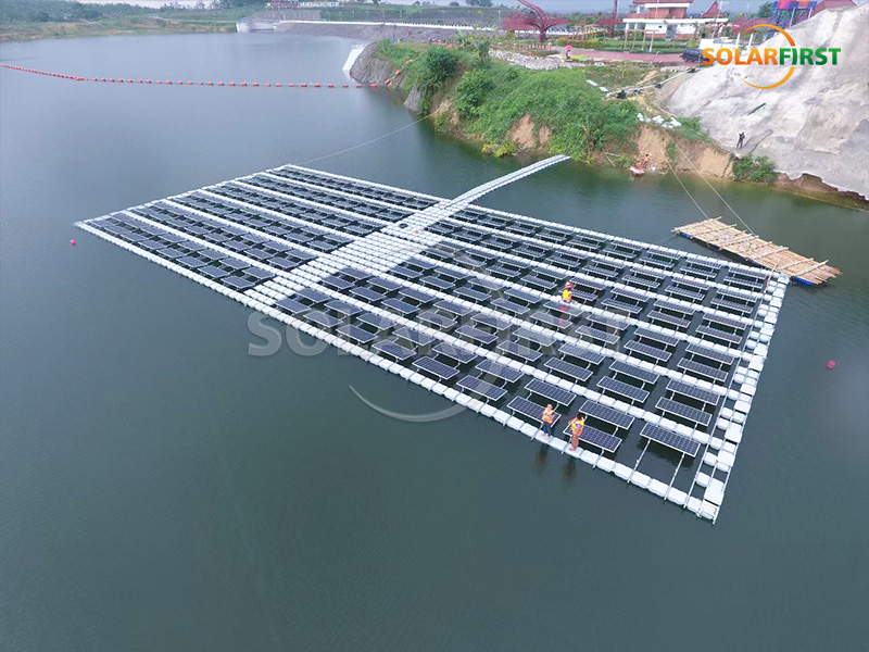 Centrale photovoltaïque flottante de 68 MWc en Indonésie