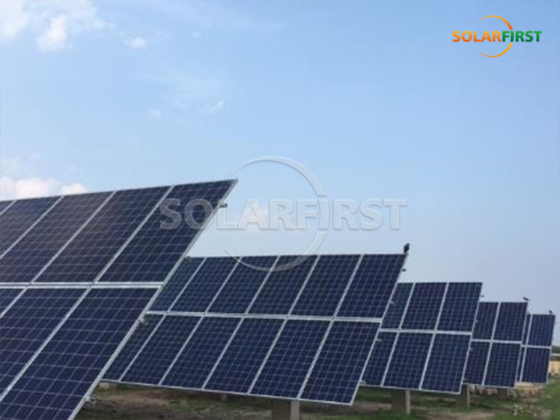 Solution de suivi mono-axe plate de 1,8 MWc en Inde