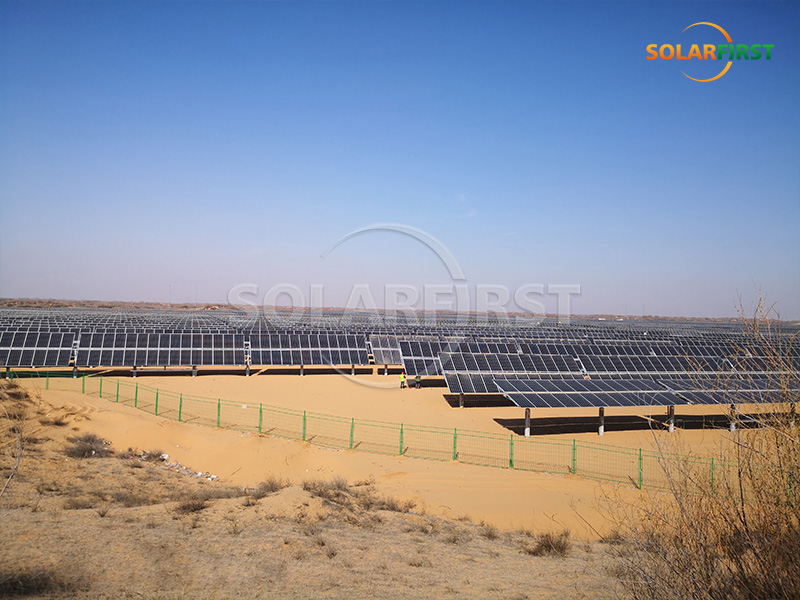 Solution de suivi mono-axe plate de 55 MWc en Chine