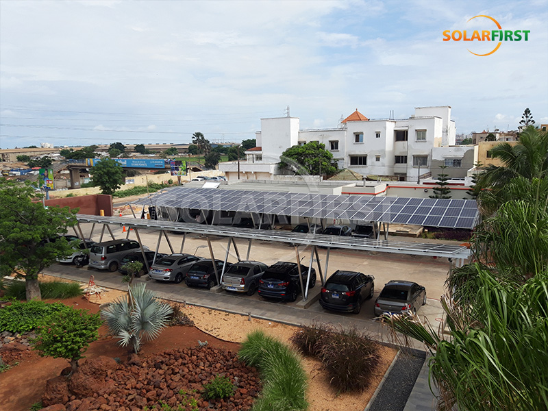 Solution de parking photovoltaïque intégrée (BIPV) solaire de 120 kWc au Sénégal