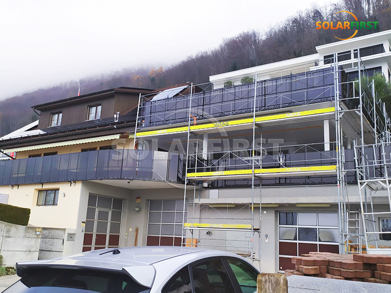 Solution de clôture de balcon photovoltaïque intégrée (BIPV) de 8 kWc en Suisse