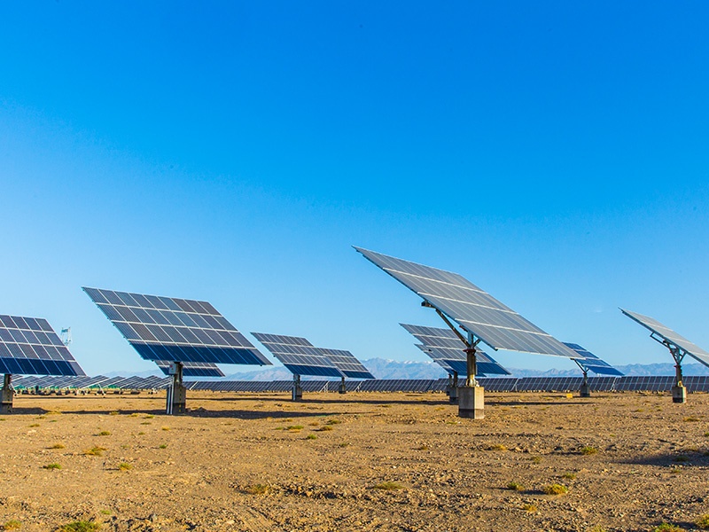 Fin mars, la fraîcheur printanière persiste dans le comté de Tori, au nord du Xinjiang, où la neige est encore présente ; onze centrales photovoltaïques produisent régulièrement de l’électricité, améliorant les revenus des ménages autrefois pauvres.