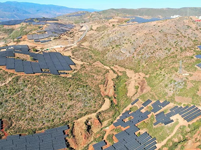 Les dirigeants de Sinohydro et de China Datang visitent un parc solaire de 60 MW à Dali, dans le Yunnan.