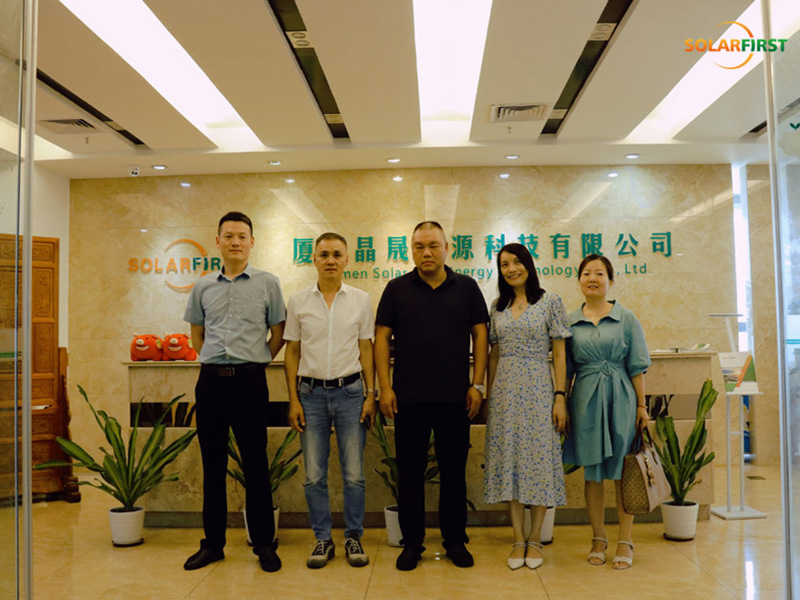Collaboration stratégique sur l'innovation BIPV : Xinyi Glass visite le groupe Solar First
