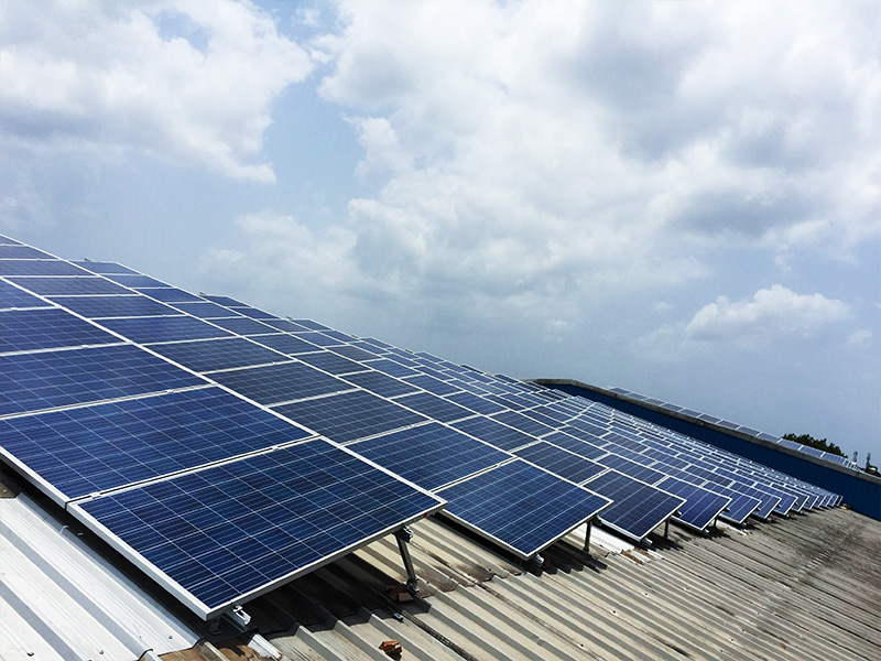 Série de supports de toit : Pieds métalliques réglables pour une installation solaire optimisée
