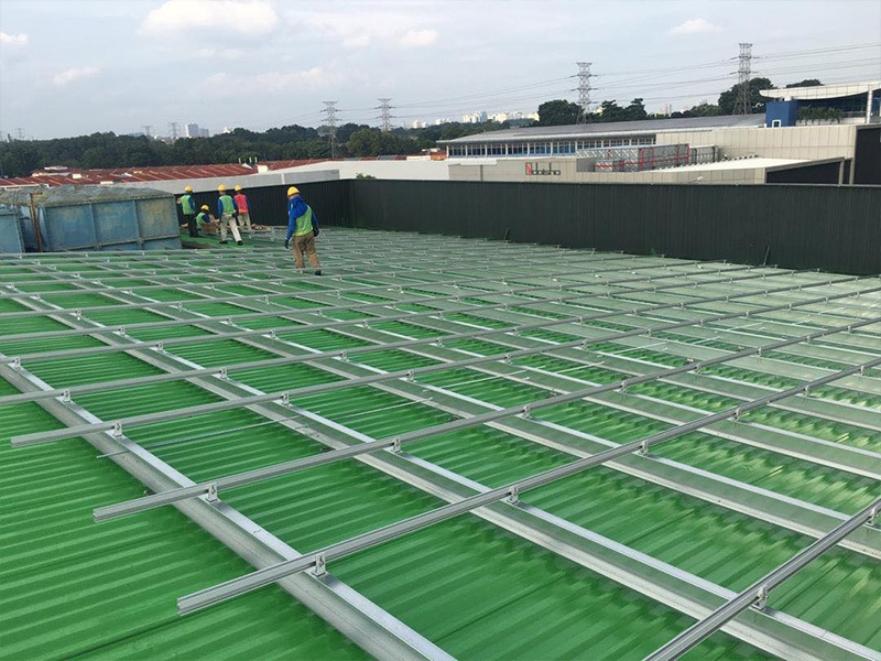 Toitures métalliques pour panneaux solaires : principaux avantages et points clés à prendre en compte