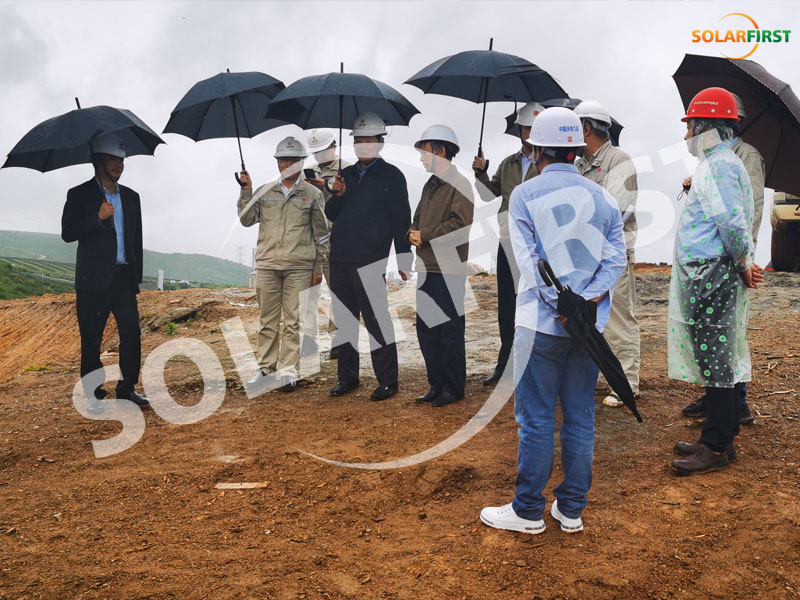 les dirigeants de sinohydro et china datang corporation ont visité et inspecté le parc solaire de 60 MW dans la préfecture de dali, yunnan.
