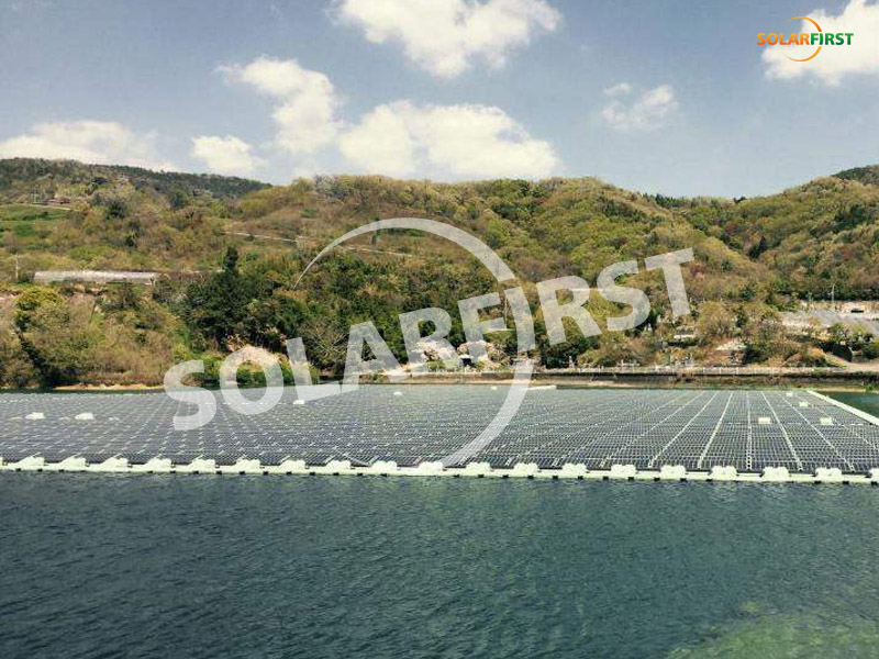 vous faire connaître la centrale photovoltaïque flottante à la surface de l'eau
